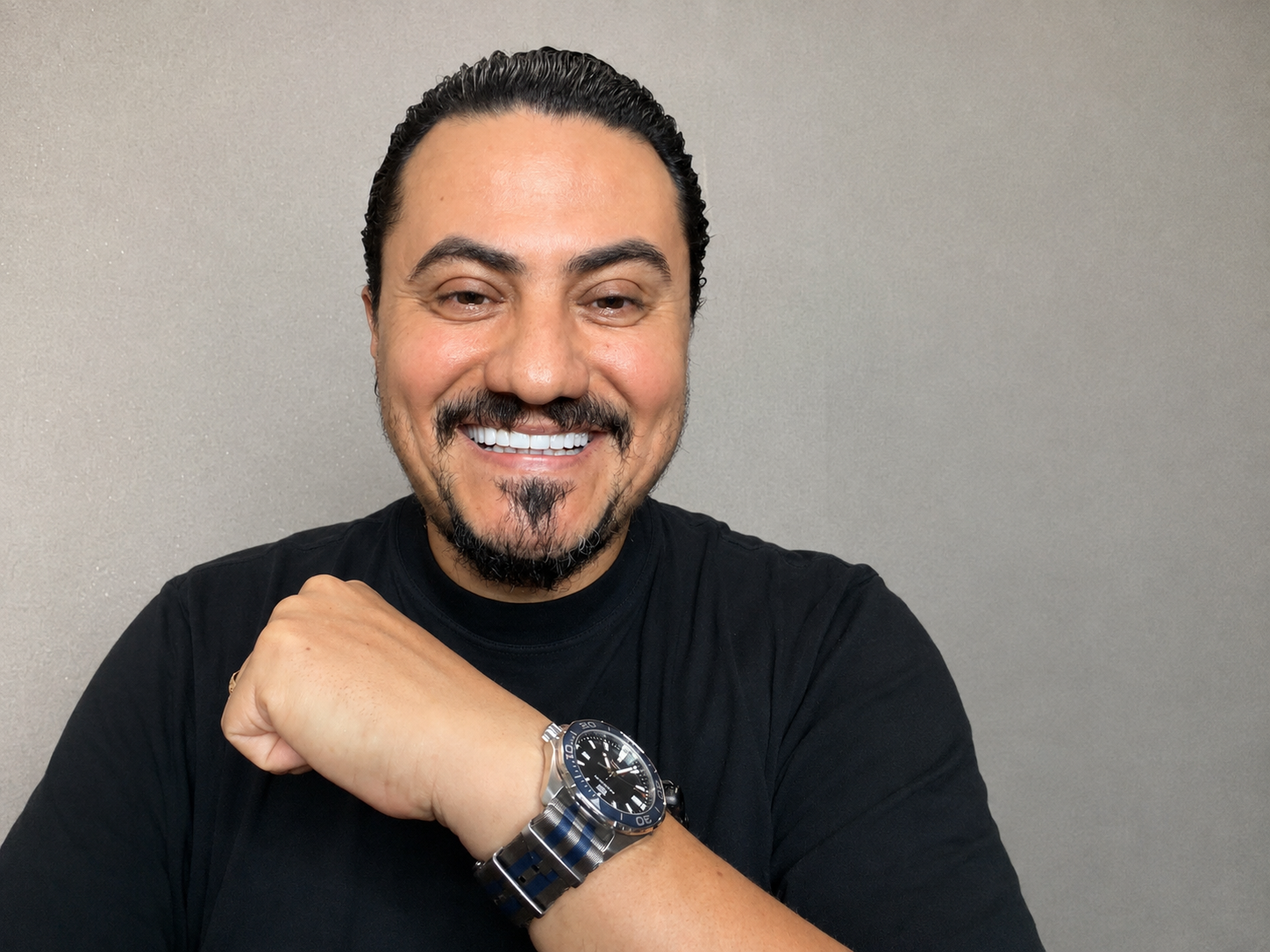 Juliano, criador do A Gente Curte Relógios, usando um relógio no pulso