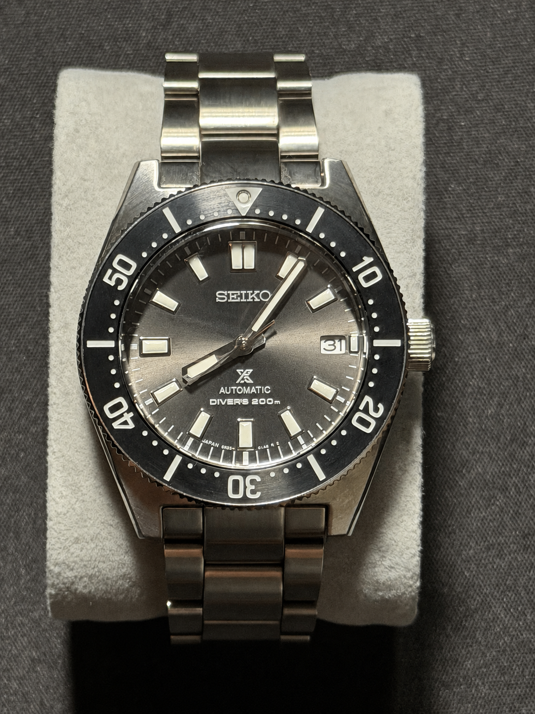 Seiko Prospex SPB143 com mostrador cinza e bracelete de aço visto de frente