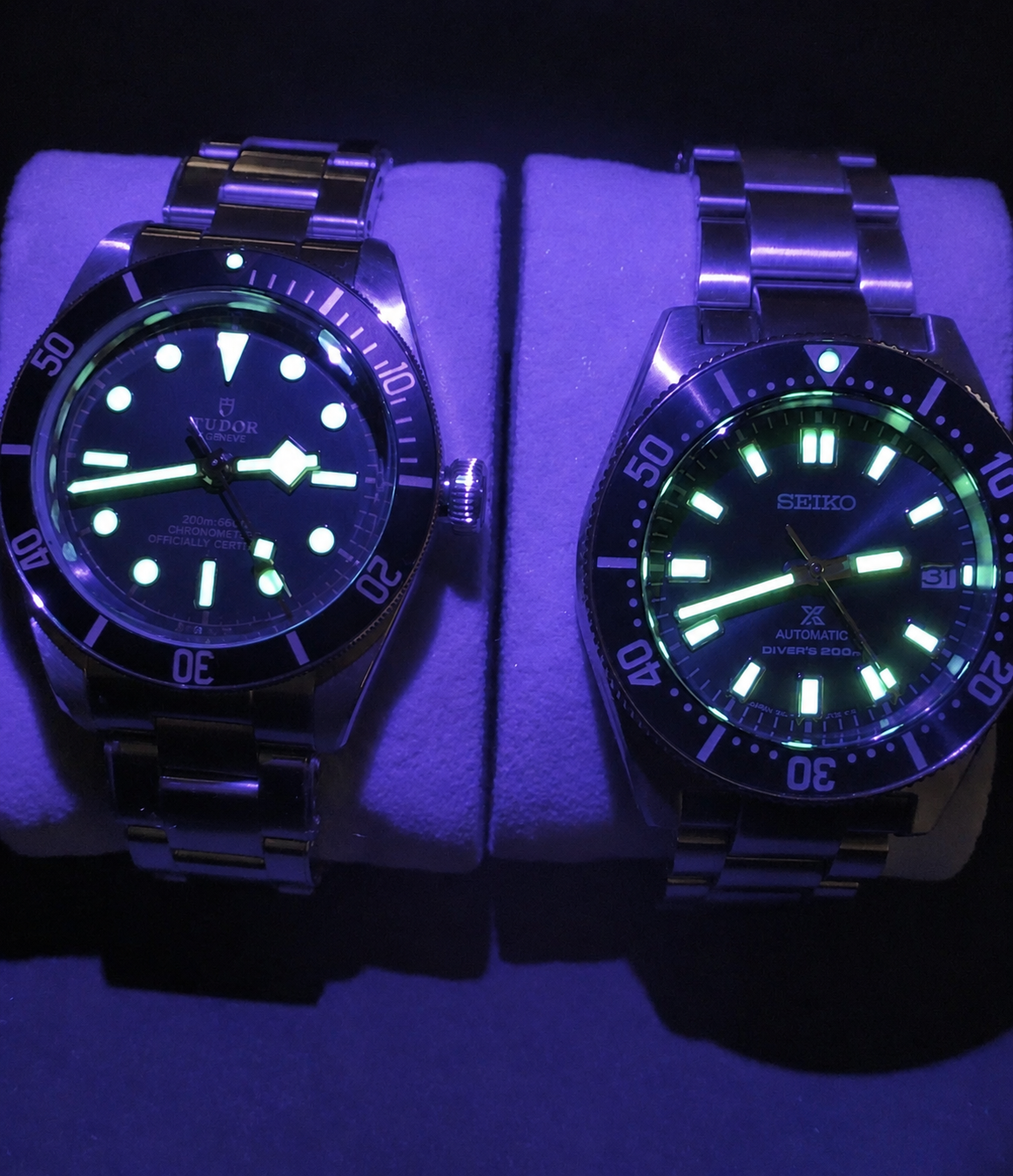 Tudor Black Bay 58 e Seiko SPB143 sob luz ultravioleta durante teste de luminosidade