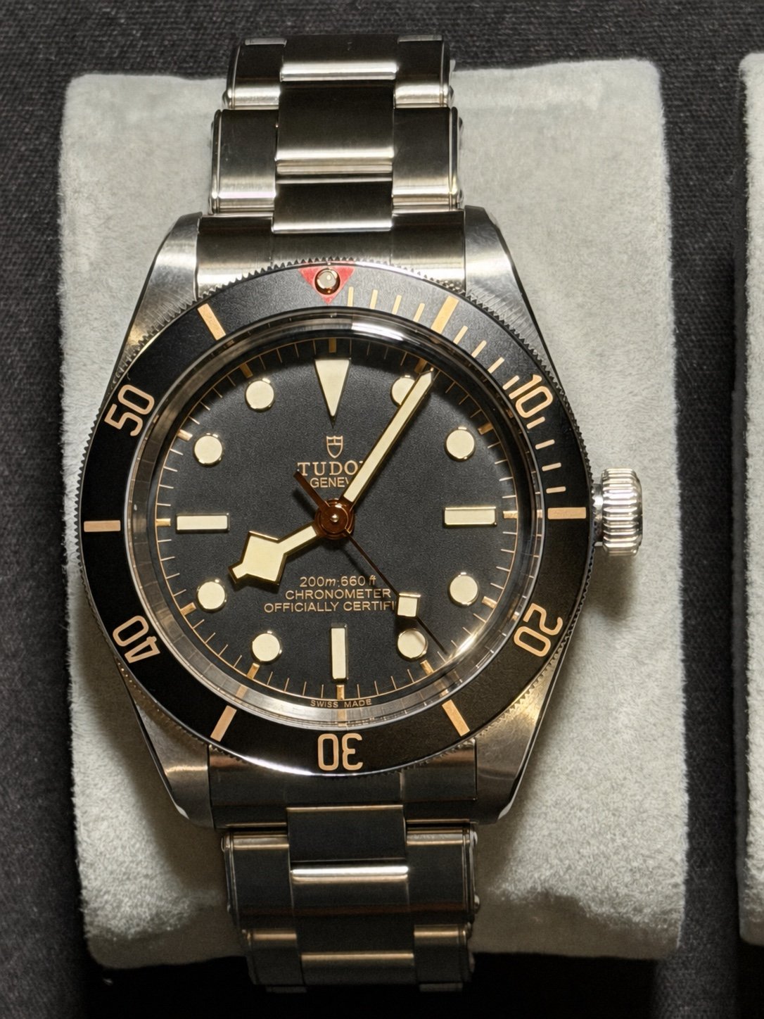 Tudor Black Bay 58 preto com bracelete de aço visto de frente