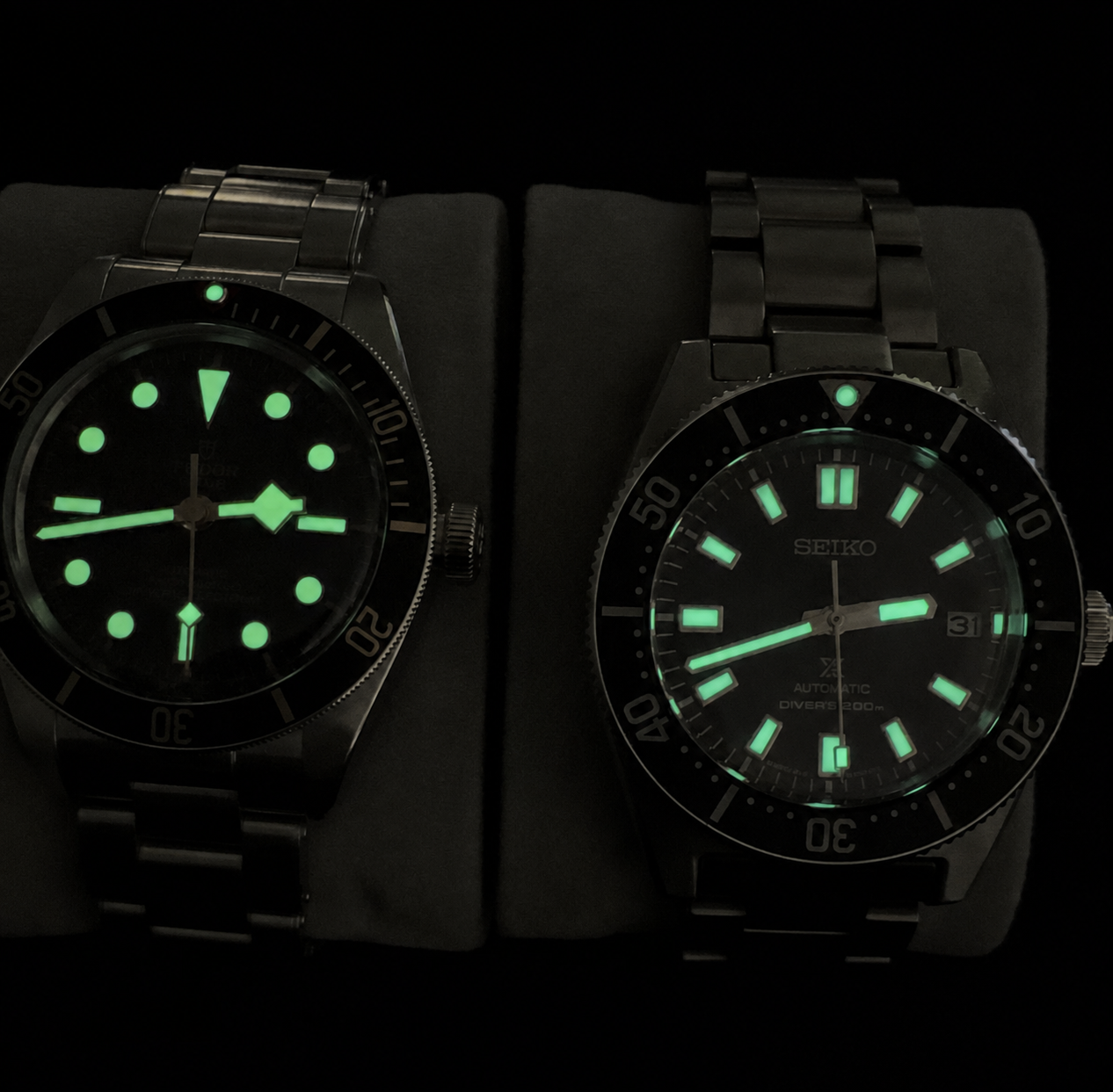 Tudor Black Bay 58 e Seiko SPB143 no escuro durante comparação da luminosidade
