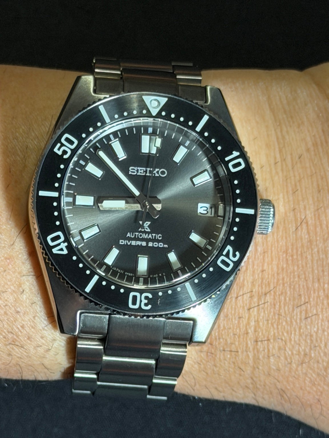 Seiko Prospex SPB143 ajustado e fotografado no pulso